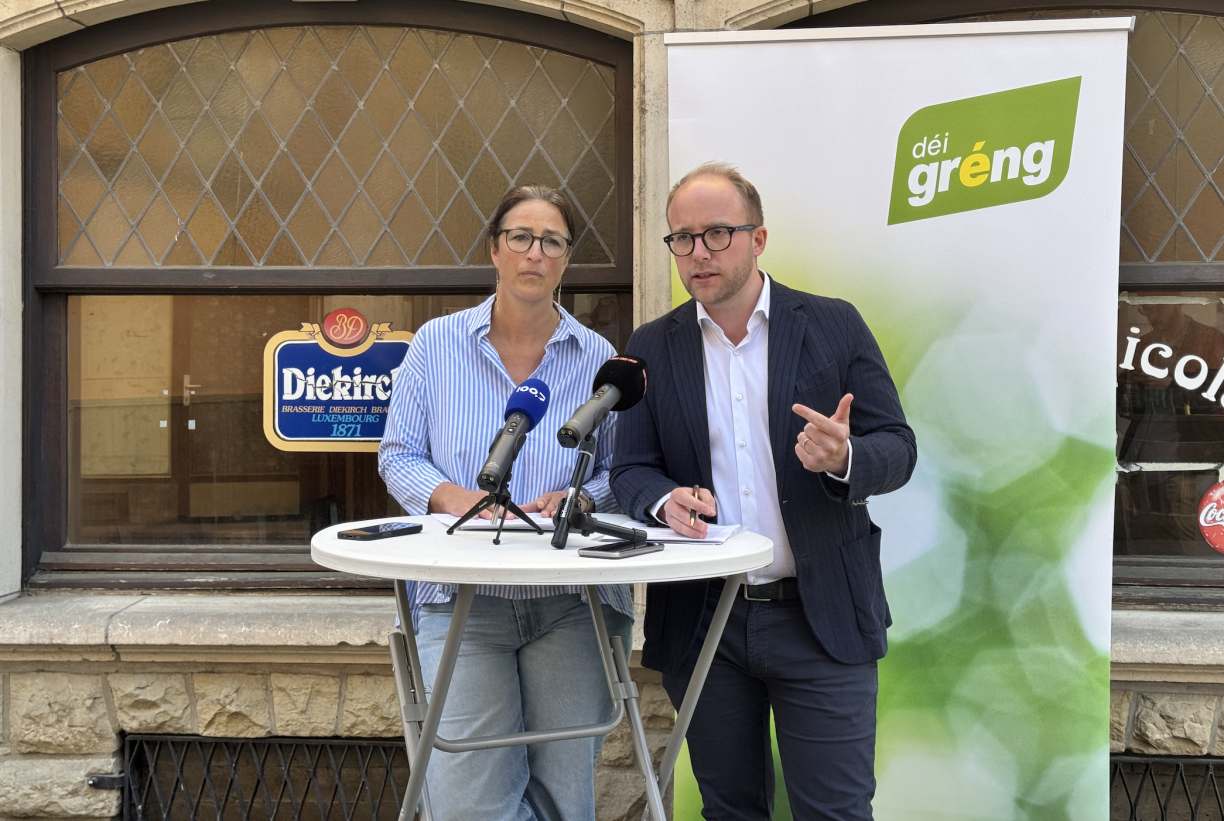 Carole Zeimetz et Christophe Origer s'expriment devant la presse à Echternach le 23 avril 2026