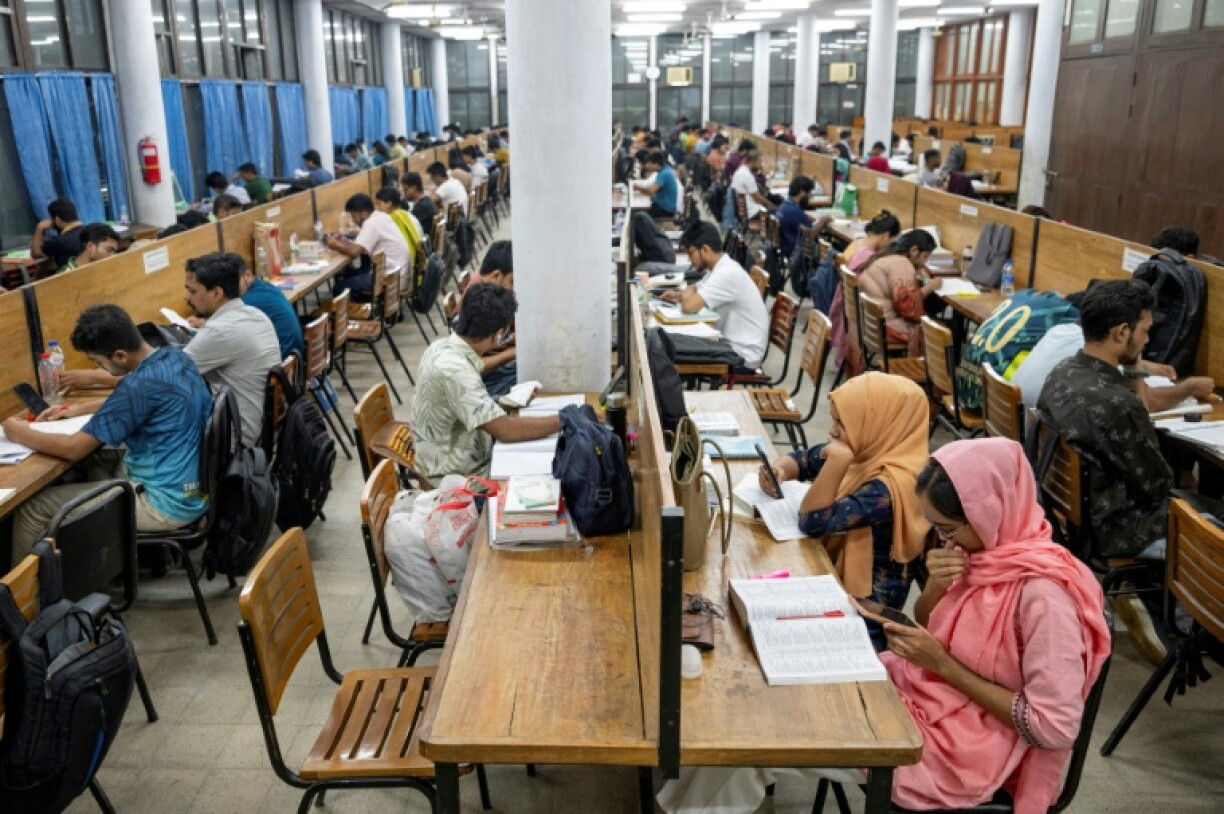 Students studying inside the library at Dhaka University