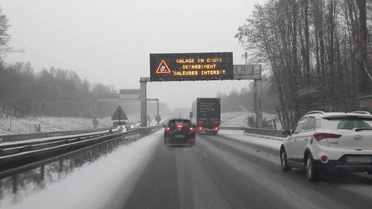 L'A31 recouverte de neige près de Thionville dans la matinée de ce lundi 4 décembre.