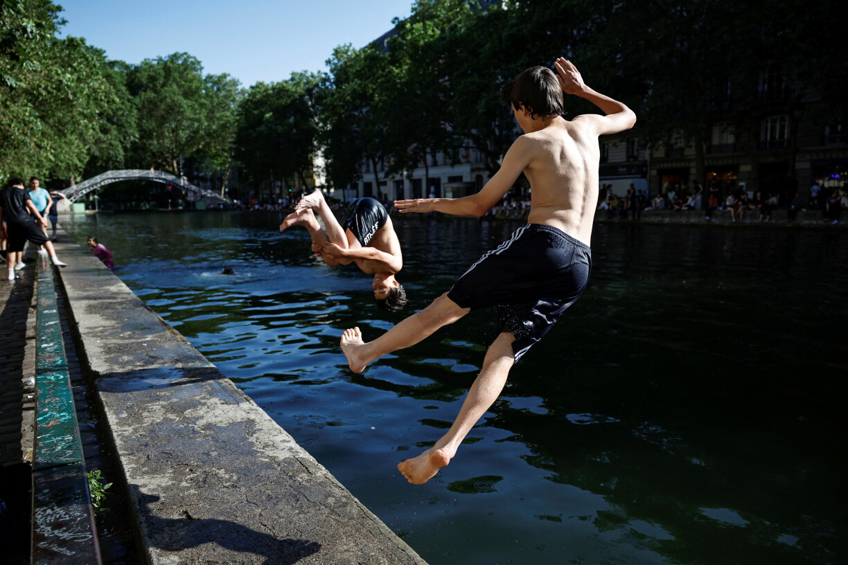 Deux adolescents plongent dans le canal Saint-Martin, en plein cœur de Paris, le 26 mai 2026.