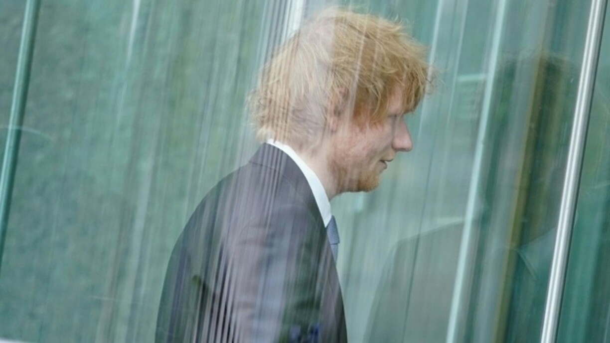Le chanteur britannique Ed Sheeran arrive au tribunal fédéral de Manhattan, à New York, le 4 mai 2023