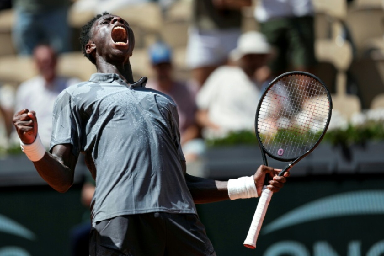 Moïse Kouame exulte: le Français vient à 17 ans de battre le Paraguayen Adolfo Daniel Vallejo au 2e tour de Roland-Garros le 28 mai 2026 à Paris
