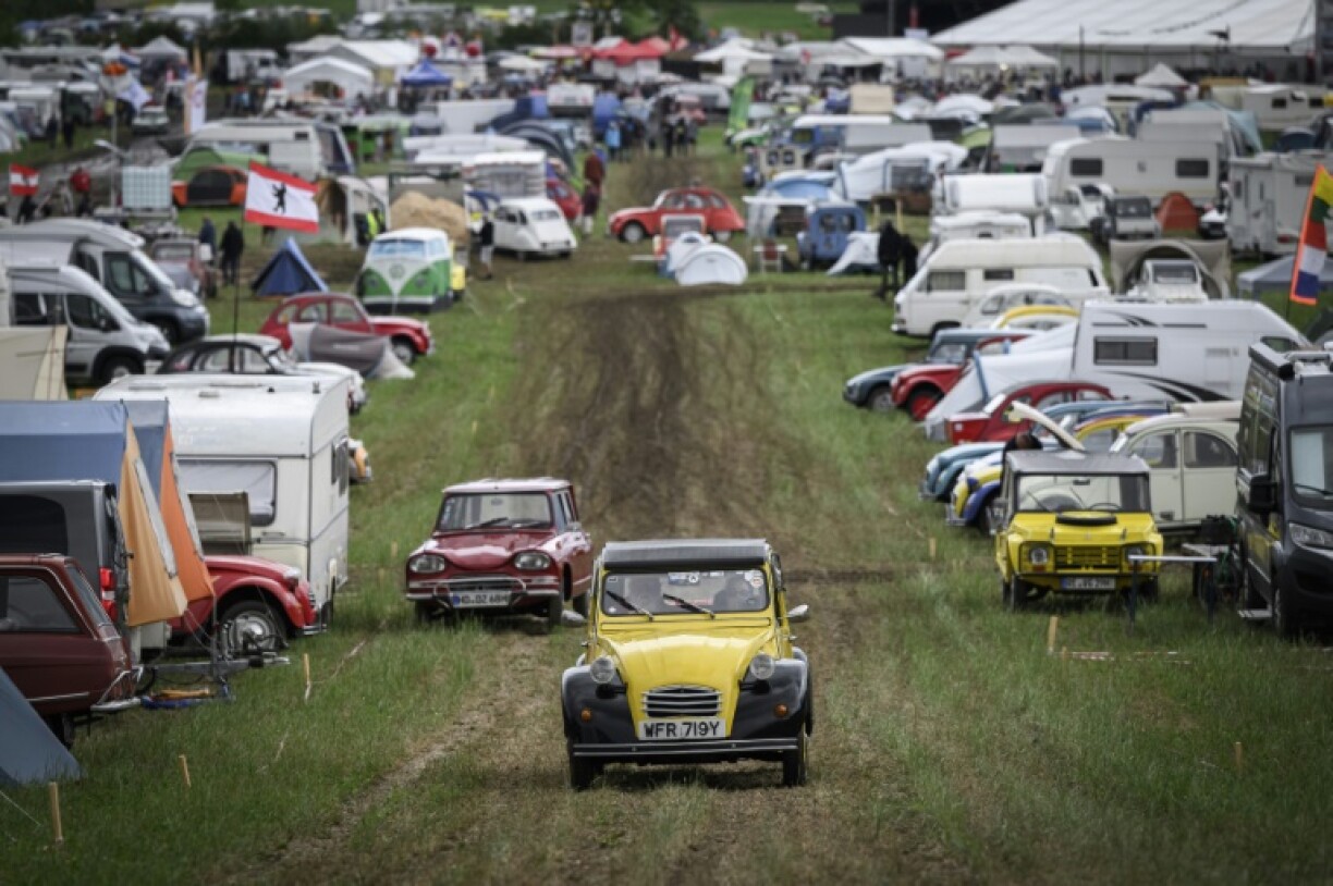 Des voitures qui participent, près de Delemont, dans le nord de la Suisse, le 26 juillet 2023, à la 24e Rencontre mondiale des Amis de la 2CV