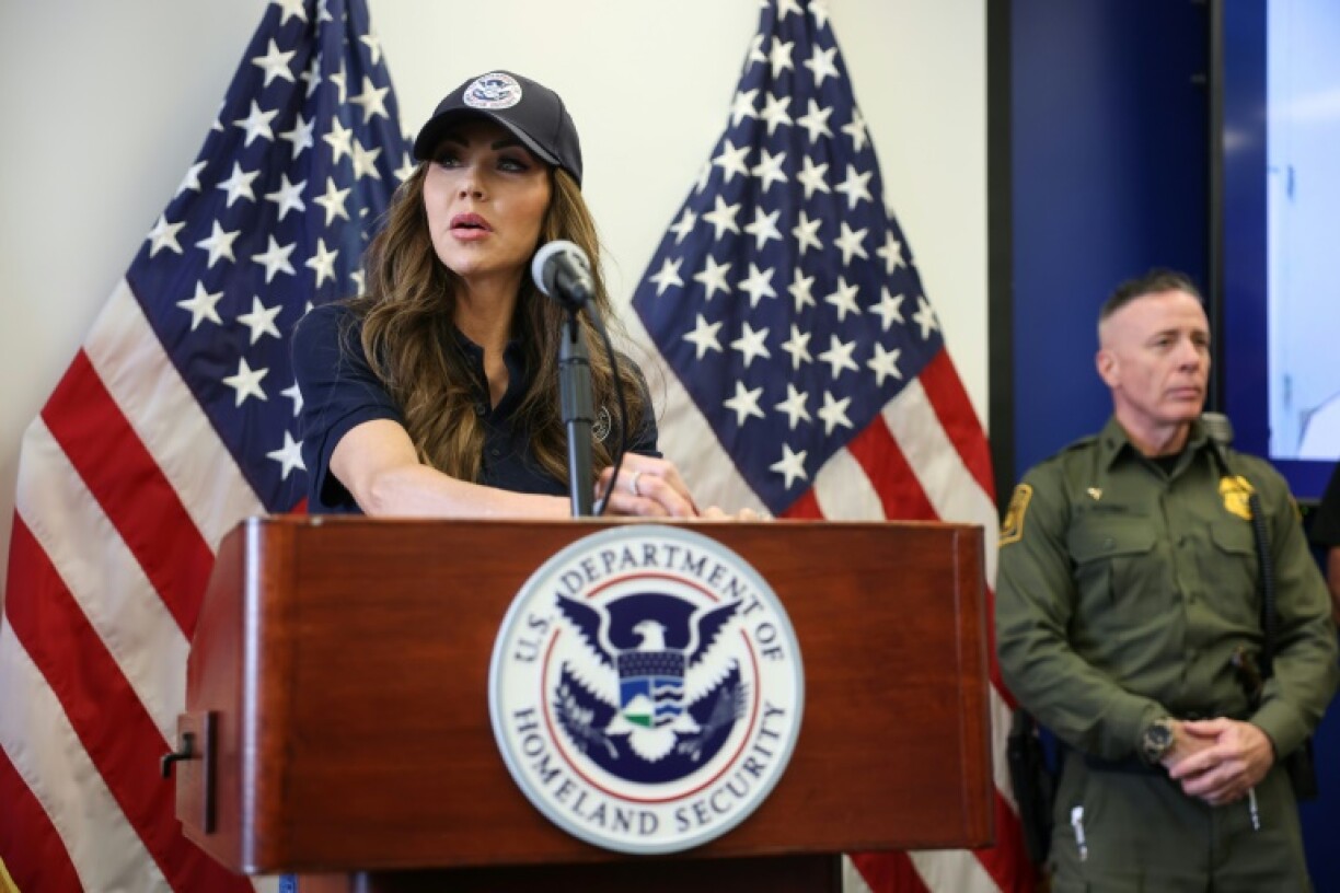 La ministre de la Sécurité intérieure Kristi Noem lors d'une conférence de presse à Los Angeles le 12 juin 2025