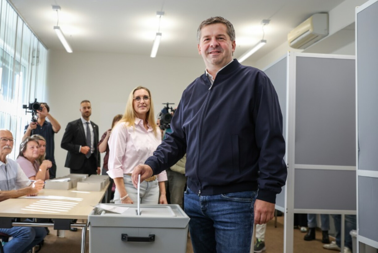 Sven Schulze, ministre-président de Saxe-Anhalt et tête de liste CDU aux élections régionales de Saxe-Anhalt, dépose son bulletin de vote sous le regard de son épouse, Kati Schulze, à Magdebourg, dans l'est de l'Allemagne, le 6 septembre 2026