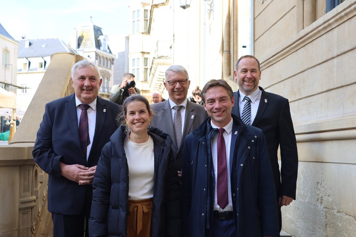 ADR-Fraktioun virun der Chamber.