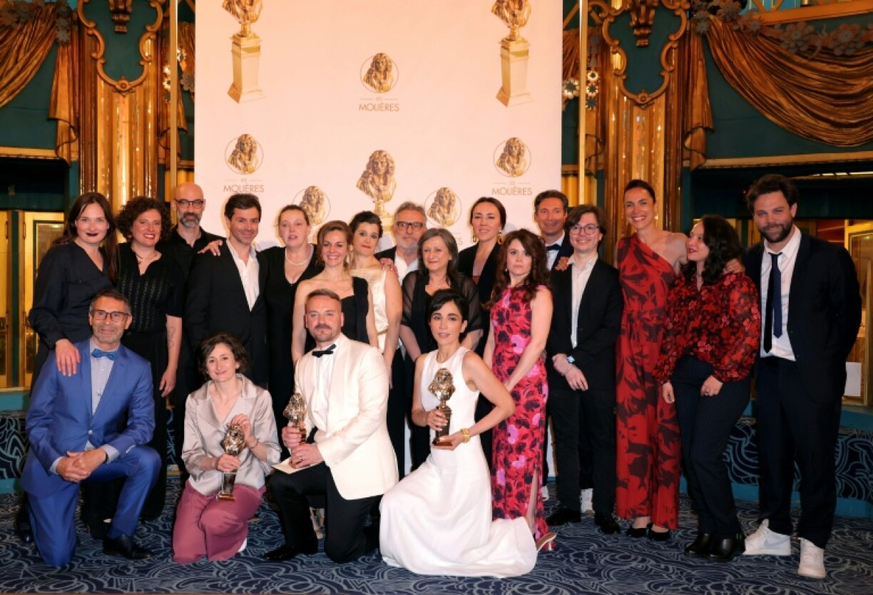 L'équipe de la pièce "Le procès d'une vie" récompensée du Molière du meilleur théâtre privé lors de la 37e cérémonie des Molières, à Paris, le 4 mai 2026
