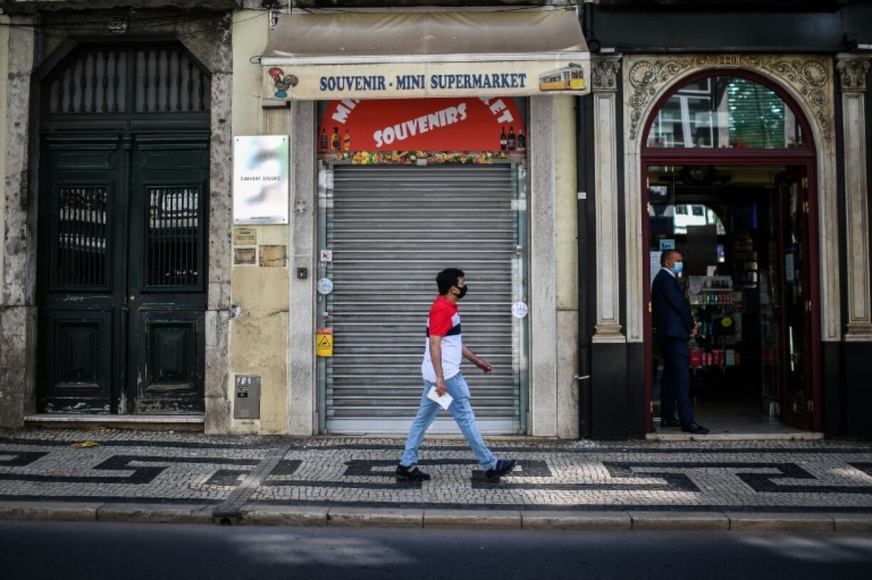 Un homme porte un masque de protection dans une rue déserte de Lisbonne, le 23 juin 2020 au Portugal