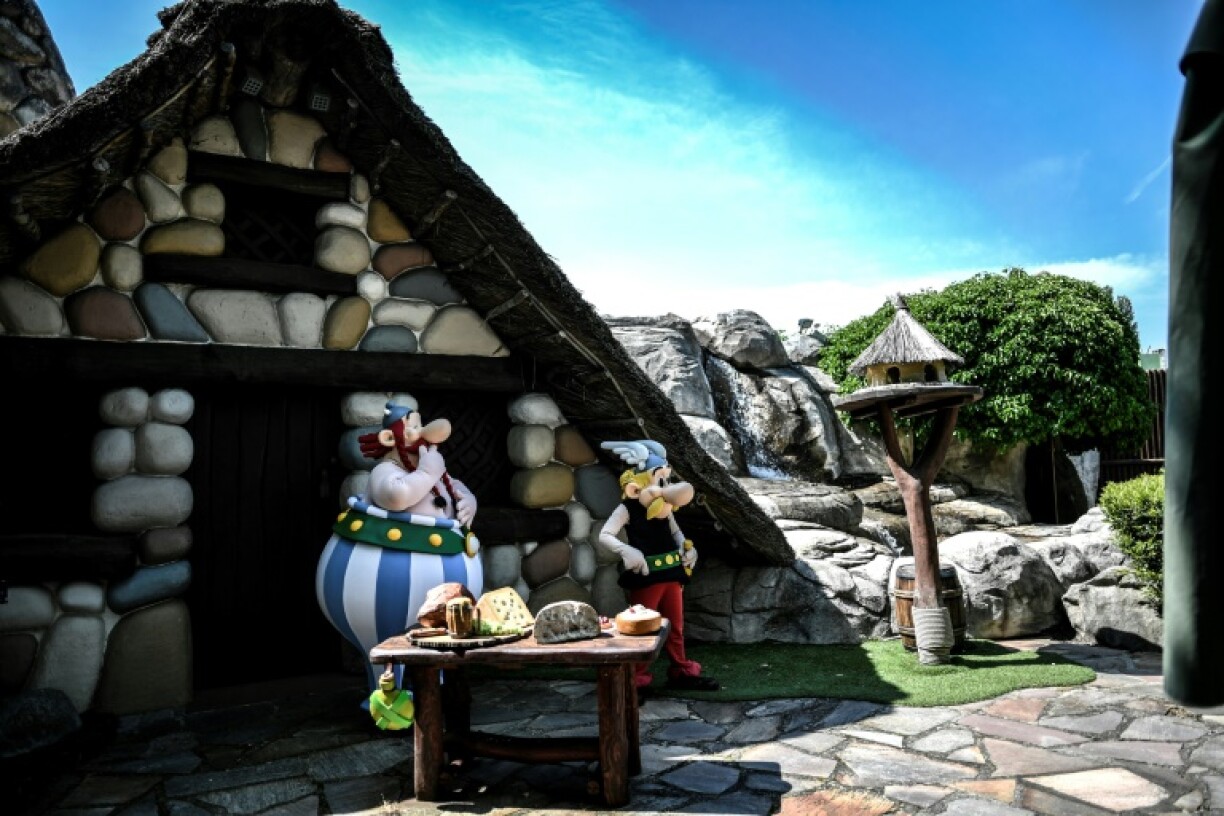 Le village gaulois avec des figures d'Obélix et Astérix au sein du parc Astérix à Plailly près de Paris le 2 juin 2021