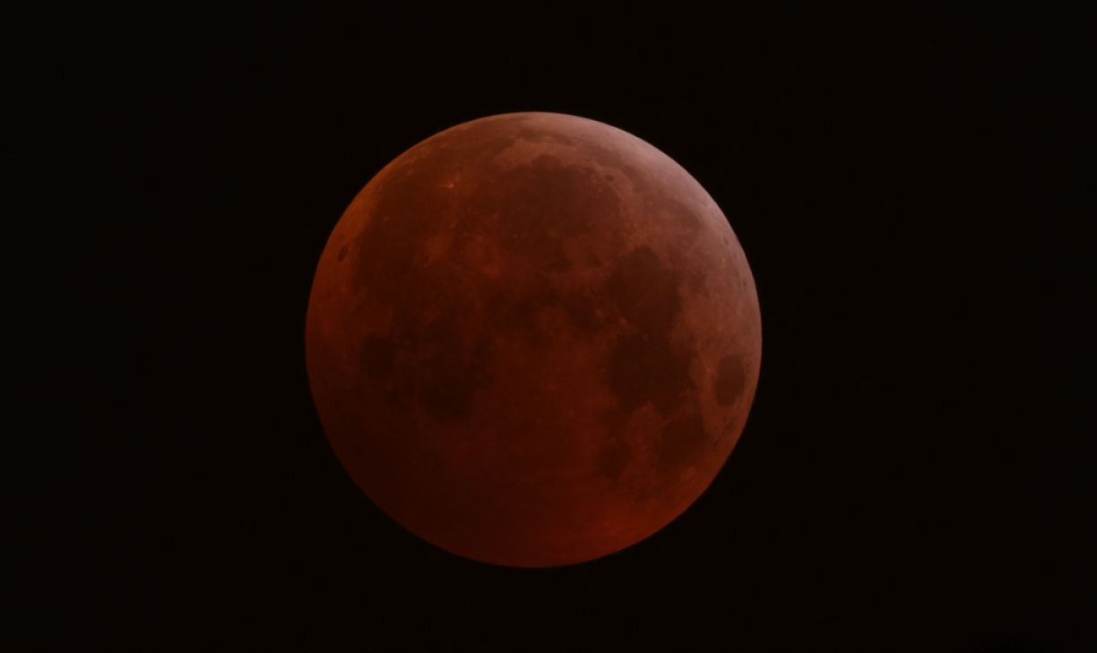 Photo taken in Sanem using a telescope (952mm focal length).