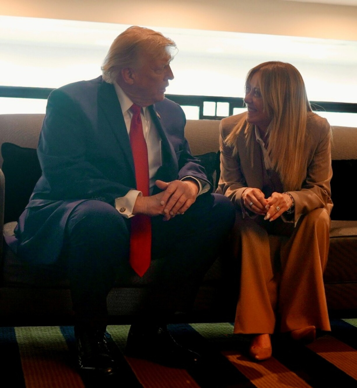Photo diffusée par le service de presse du Palazzo Chigi, le 17 juin 2026, montrant le président américain Donald Trump s’entretenant avec la Première ministre italienne Giorgia Meloni lors du sommet du G7 à Évian, en France