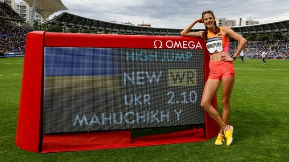 L'Ukrainienne Yaroslava Mahuchikh devant le panneau indiquant 2,10 m, le nouveau record du monde de la hauteur qu'elle vient de battre le 7 juillet 2024 au Stade Charléty à Paris