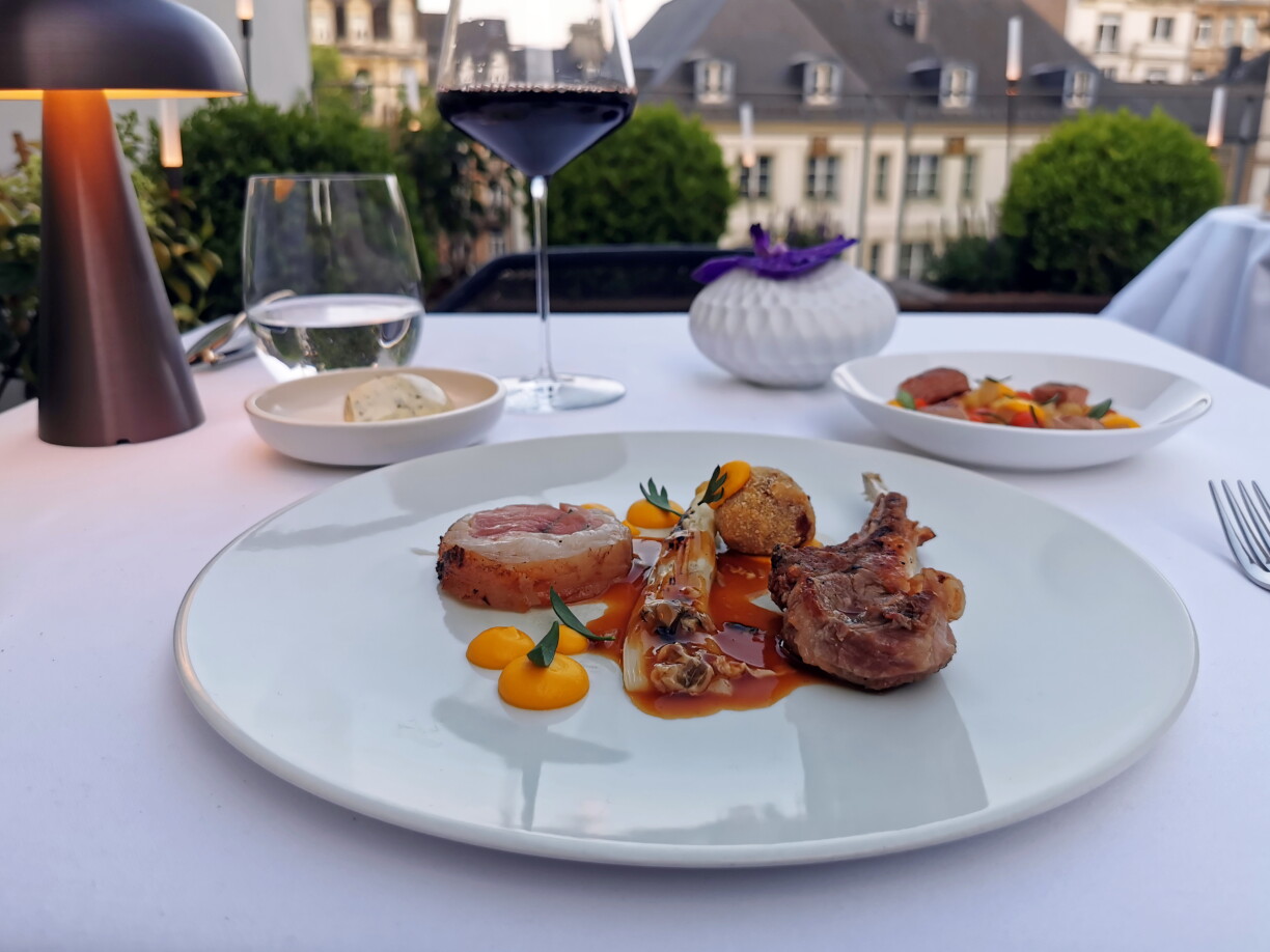 Cuisine gastronomique et vue panoramique sur la place d'Armes : le rooftop de La Cristallerie mise autaut sur l'assiette que sur le cadre.