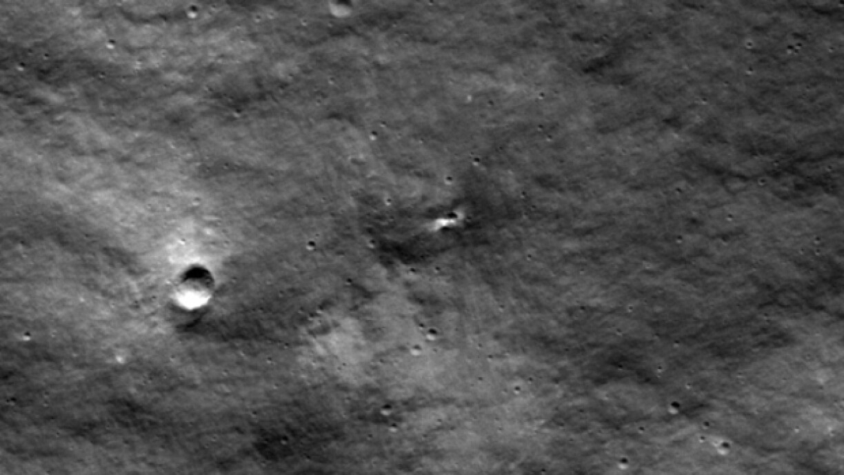 Bild vun der Mounduewerfläch mat neiem Krater an der Mëtt.