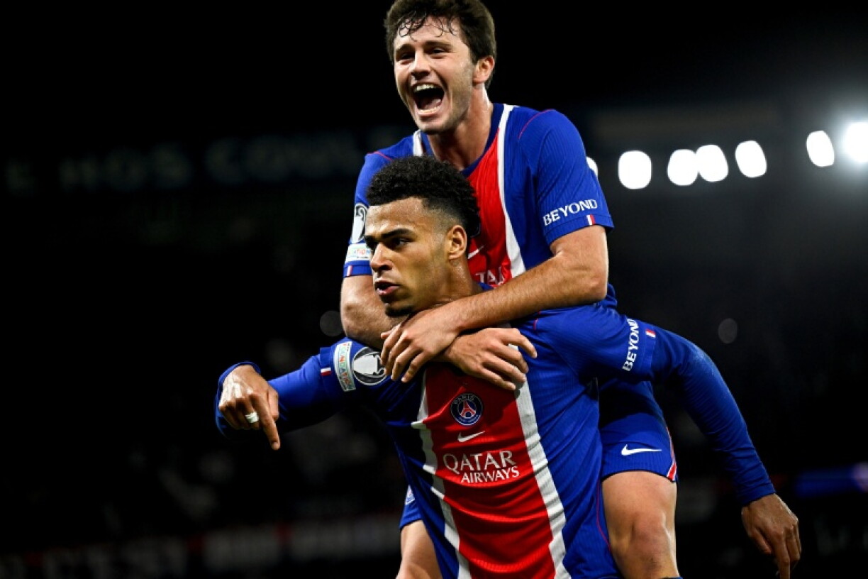 Le Parisien Désiré Doué (en bas) célèbre son but face au FC Barcelone avec son coéquipier Joao Neves, le 20 octobre 2026 en Ligue des champions