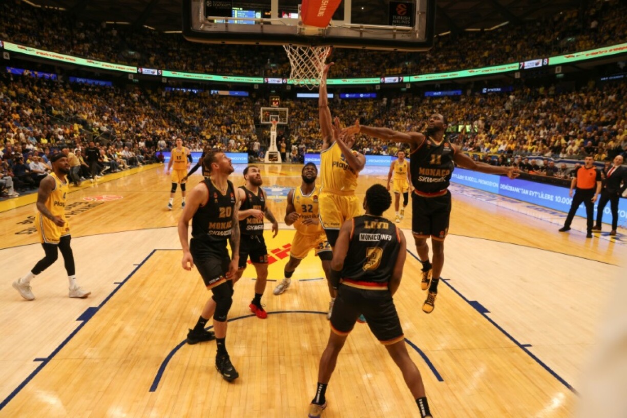 Le joueur du Maccabi Tel-Aviv Blonzie Colson (N.50) monte au panier le 4 mai 2023 lors de la victoire de l'équipe israélienne face à l'AS Monaco lors du quatrième match de leur quart de finale d'Euroligue, disputé au meilleur des cinq matches