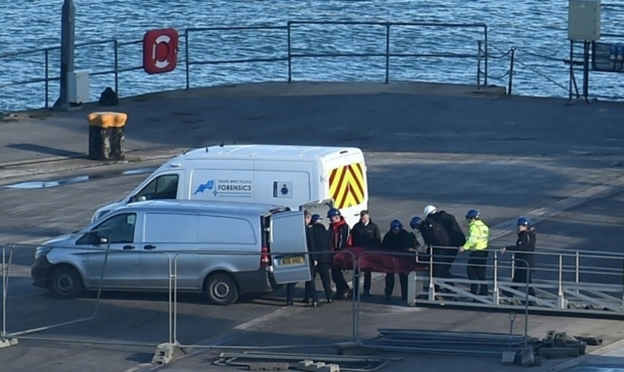 Un corps est transporté récupéré dans l'avion échoué qui transportait le footballeur argentin Emiliano Sala, le 7 février 2019 à Weymouth (Angleterre)