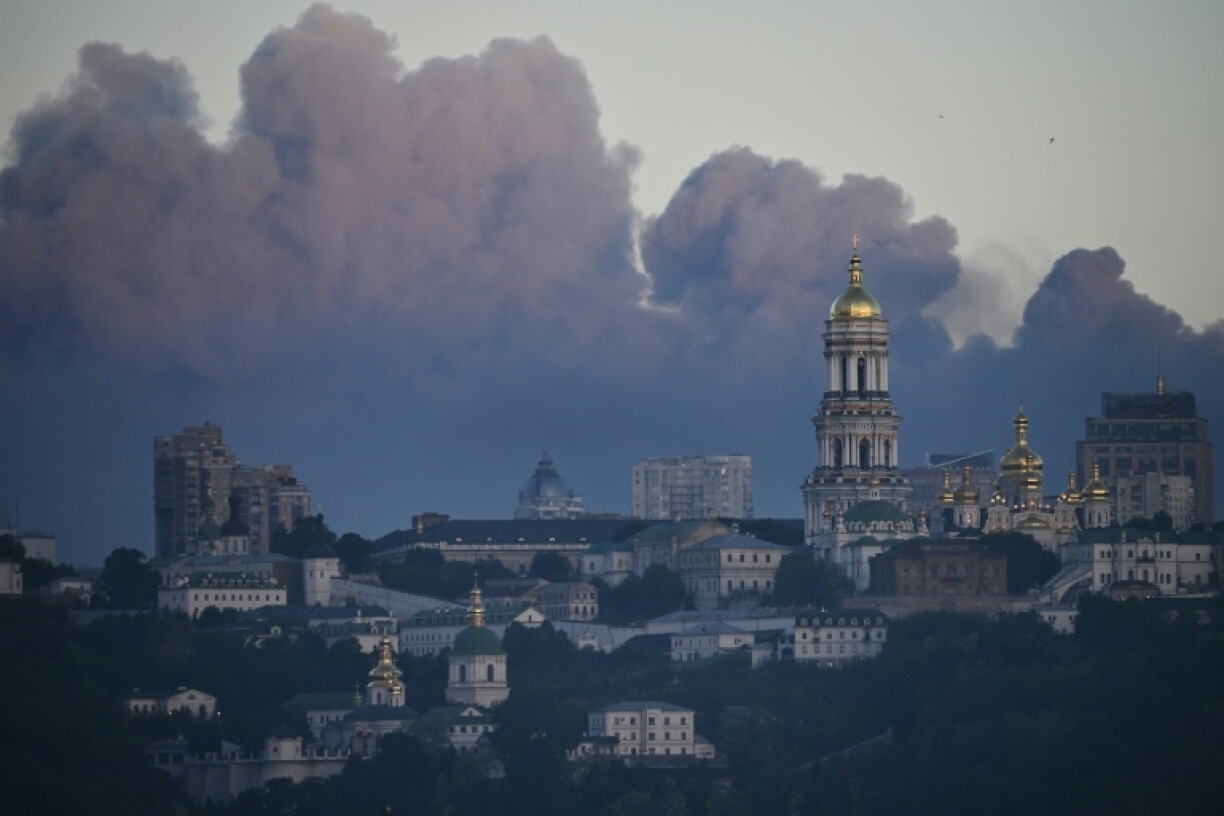 Russland hat die ukrainische Hauptstadt Kiew in der Nacht mit massiven Raketen- und Drohnenangriffen überzogen - auch die atomwaffenfähige Oreschnik-Mittelstreckenrakete kam dabei zum Einsatz. Kanzler Merz verurteilte dies als "rücksichtslose Eskalation".