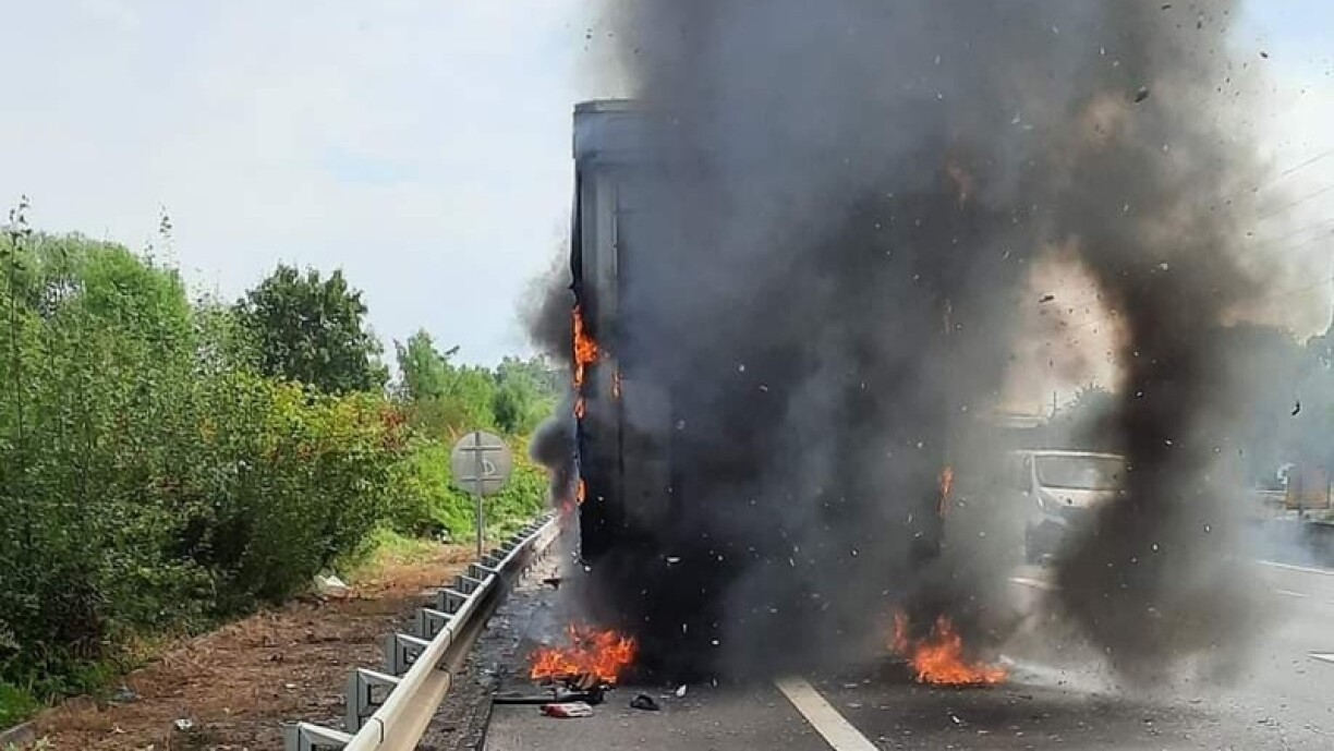 Une photo prise sur les lieux de l'incendie le 28 juillet 2022
