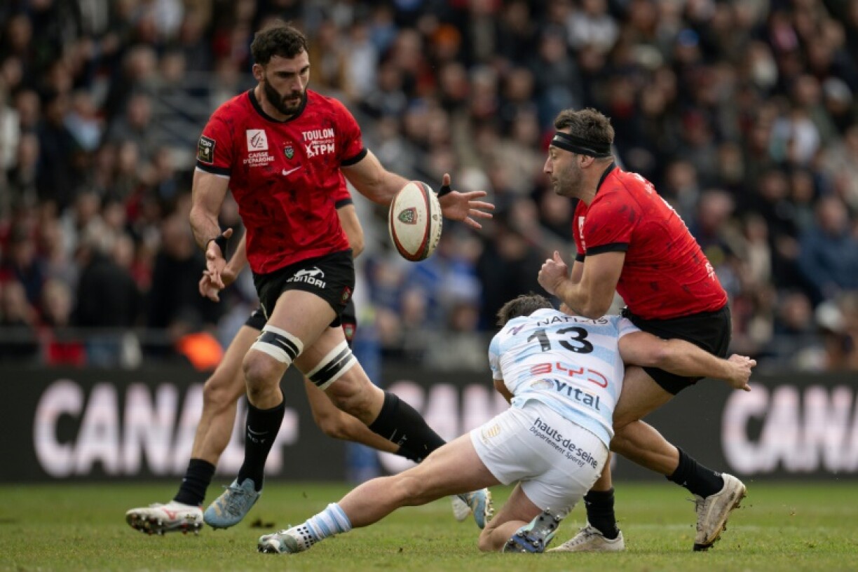 Toulon's French flanker Charles Ollivon (L).