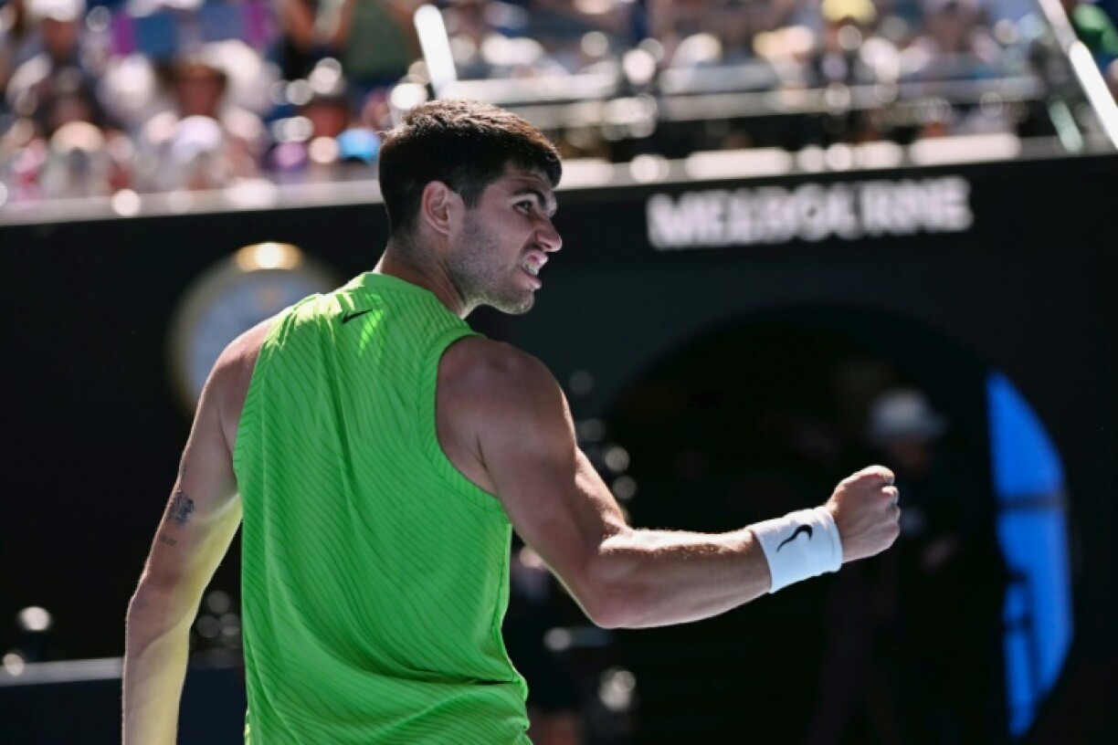 Carlos Alcaraz s'encourage après avoir remporté un point lors de sa victoire de l'Allemand Yannick Hanfmann, lors du 2e tour de l'Open d'Australie, le 21 janvier 2026 à Melbourne