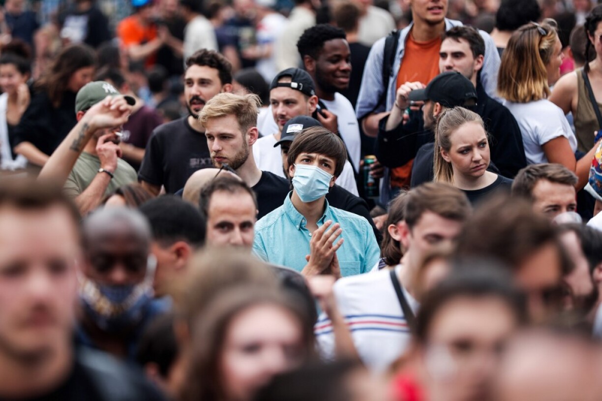 Un porteur de masque bien isolé, lors de la fête de la musique à Paris.