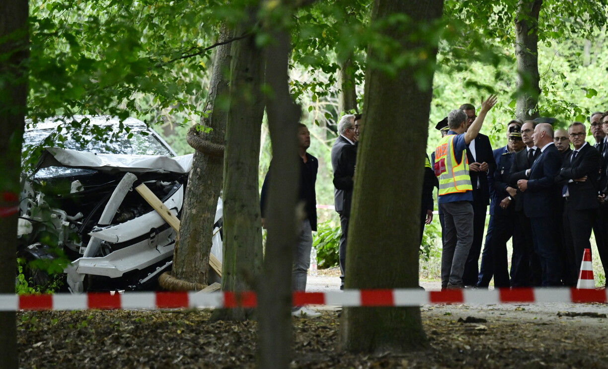Den däitschen Inneminister Alexander Dobrindt an de Buergermeeschter vu Berlin Kai Wegner hu sech e Sonndeg de Mëtteg e Bild vun der Plaz vun der Attack gemaach.