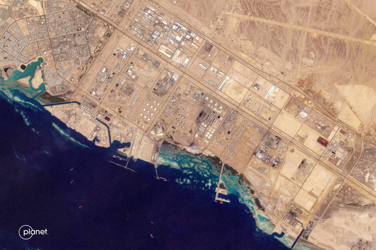 Cette image satellite fournie par Planet Labs PBC montre les infrastructures pétrolières du port de Yanbu, situé sur la côte occidentale de l'Arabie saoudite (mer Rouge), le 4 mars 2026.
