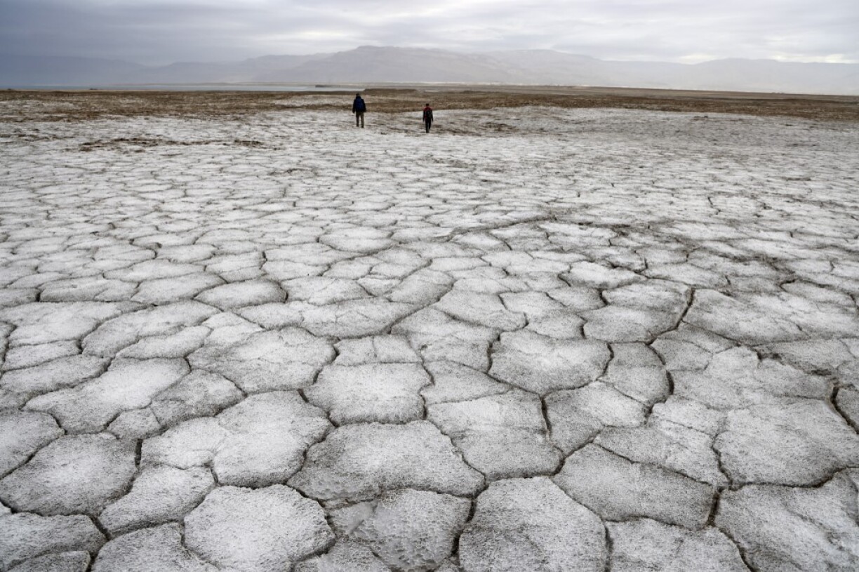 Des promeneurs au bord de la mer Morte, là où l'eau s'est retirée.