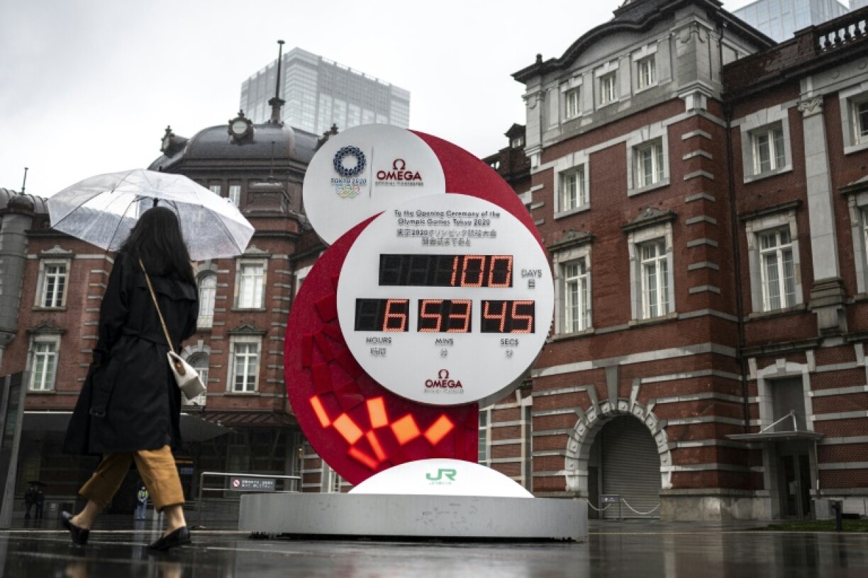 Une horloge du compte à rebours des Jeux olympiques et paralympiques de Tokyo 2020, 100 jours avant la cérémonie d’ouverture, à l'extérieur d'une gare de Tokyo, le 14 avril 2021
