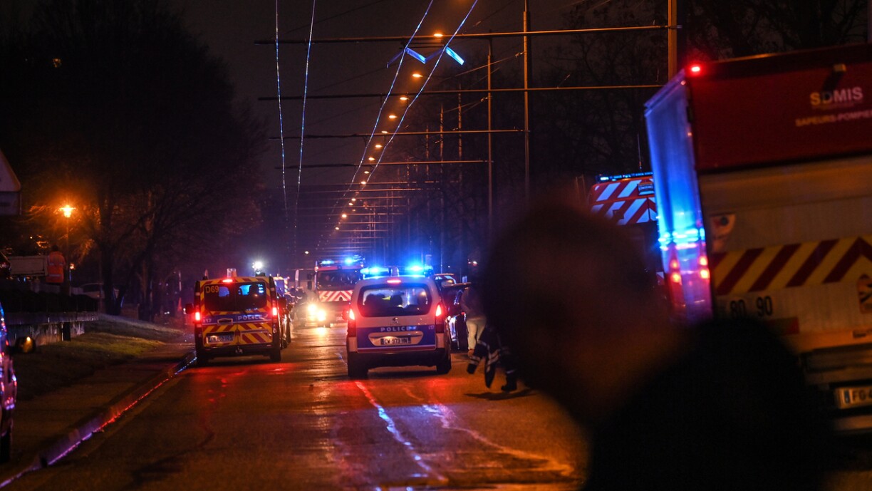 Des policiers bouclent le périmètre dans le quartier du Mas-du-Taureau à Vaulx-en-Velin le 16 décembre 2022