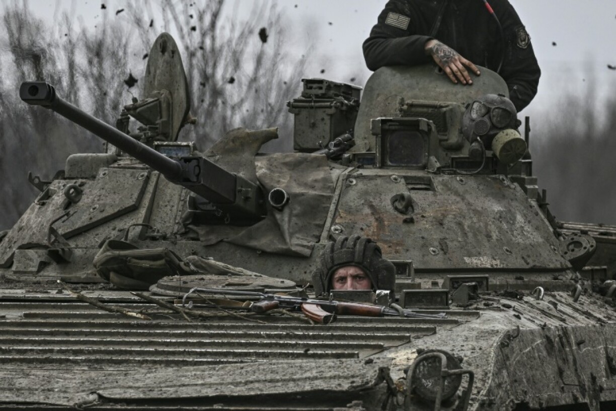 Un soldat ukrainien dans un char BMP-2, le 11 mars 2023 en direction de la ville de Bakhmout, en Ukraine