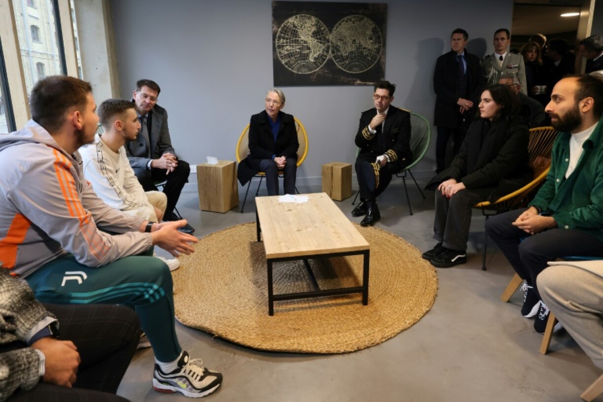 La Première ministre Elisabeth Borne (c) et le ministre délégué au Logement Patrice Vergriete (3e g) renconternt des étudiants au