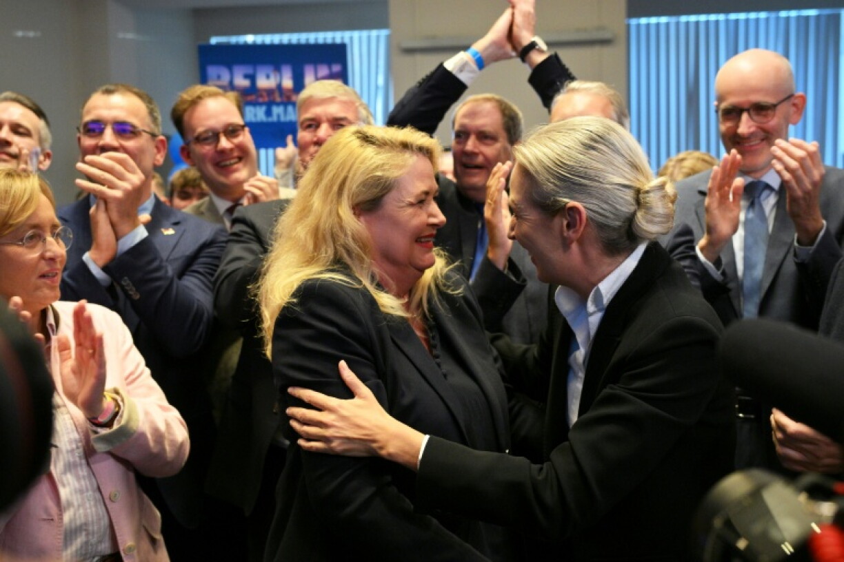 Alice Weidel (d), coprésidente du parti d'extrême droite Alternative pour l'Allemagne (AfD), et Kristin Brinker (g), tête de liste de l'AfD à Berlin, réagissent après les premiers sondages de sortie des urnes pour le Mecklembourg-Poméranie-Occidentale, le 20 septembre 2026 à Berlin