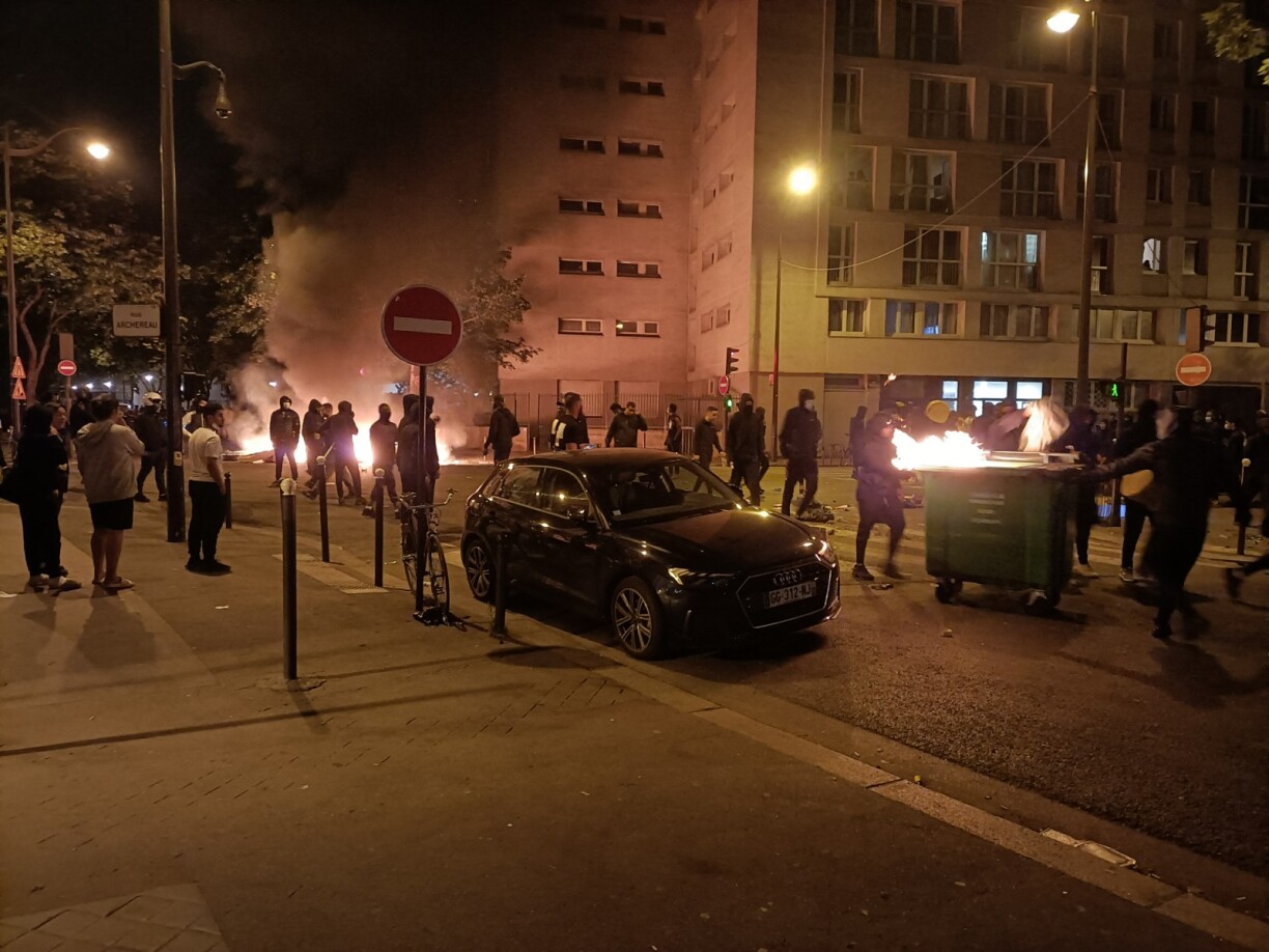 Des déchets en feu à Paris dans la nuit du 29 juin.