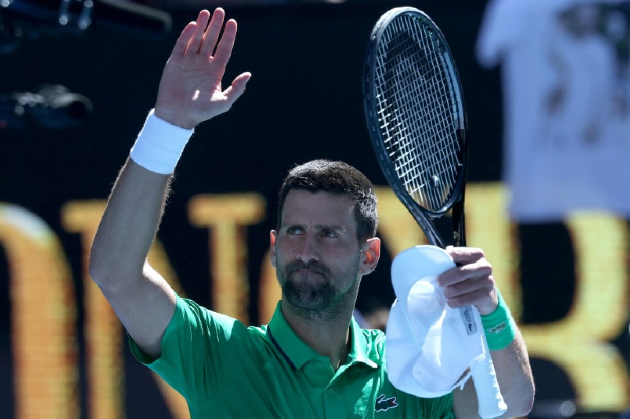 Novak Djokovic salue le public après sa victoire contre Francesco Maestrelli au 2e tour de l'Open d'Australie, le 22 janvier 2026 à Melbourne