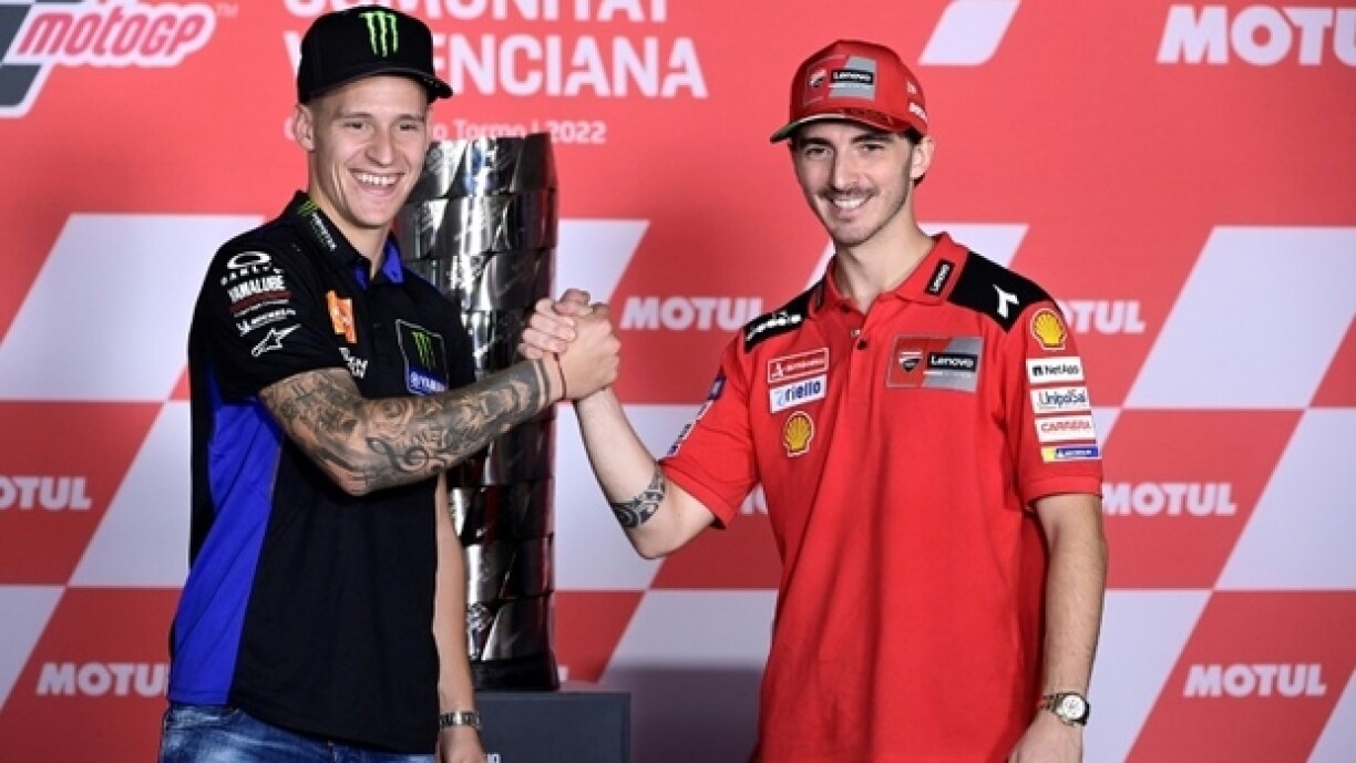 Le pilote français de Yamaha Fabio Quartararo (g.) et le pilote italien de Ducati Francesco Bagnaia (d.) se serrent la main lors d'une conférence de presse à Valence avant le Grand Prix MotoGP de Valence, le 3 novembre 2022