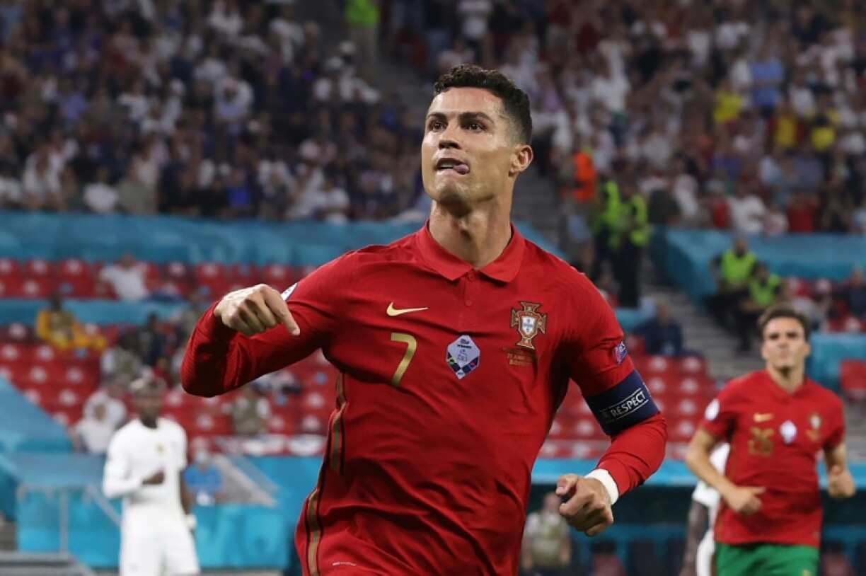 Le capitaine portugais Cristiano Ronaldo célèbre son deuxième but contre la France à l'Euro le 23 juin 2021 à Budapest