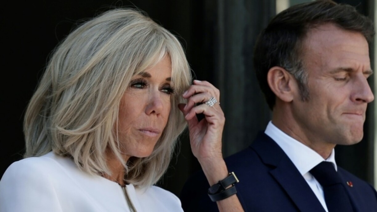Brigitte Macron à côté de son mari, le président Emmanuel Macron, au palais de l'Elysée à Paris, le 28 août 2024.