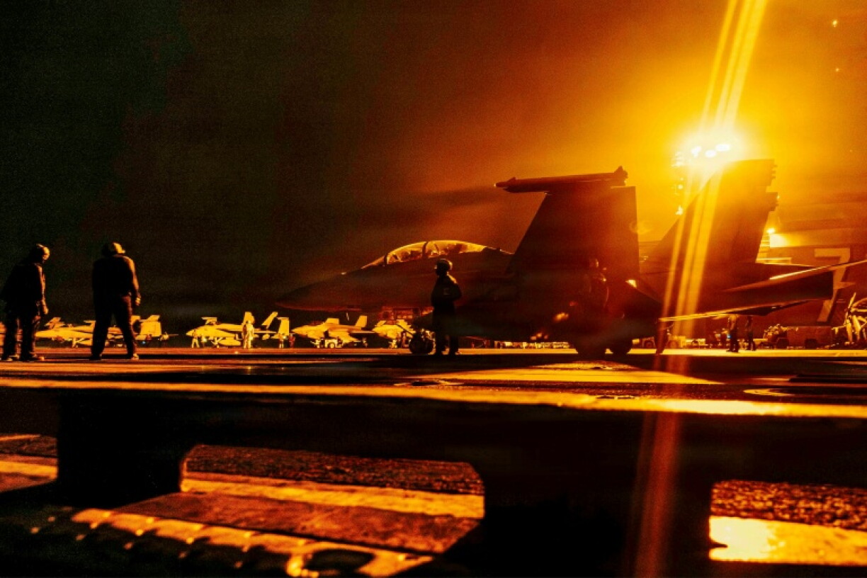 Photo diffusée le 2 septembre 2026 par la marine américaine montrant des avions militaires sur le porte-avion George Washington se préparant à décoller, le 29 août 2026