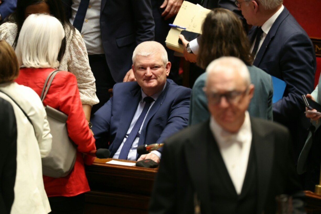 Olivier Falorni (au centre) à l'Assemblée nationale à Paris le 25 février 2026