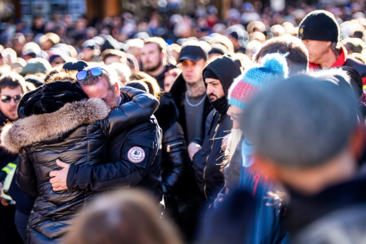 Une foule rassemblée à Crans-Montana lors d'un hommage aux victimes de l'incendie dans un bar de cette station de ski suisse qui a fait 40 morts et 119 blessés, le 4 janvier 2026
