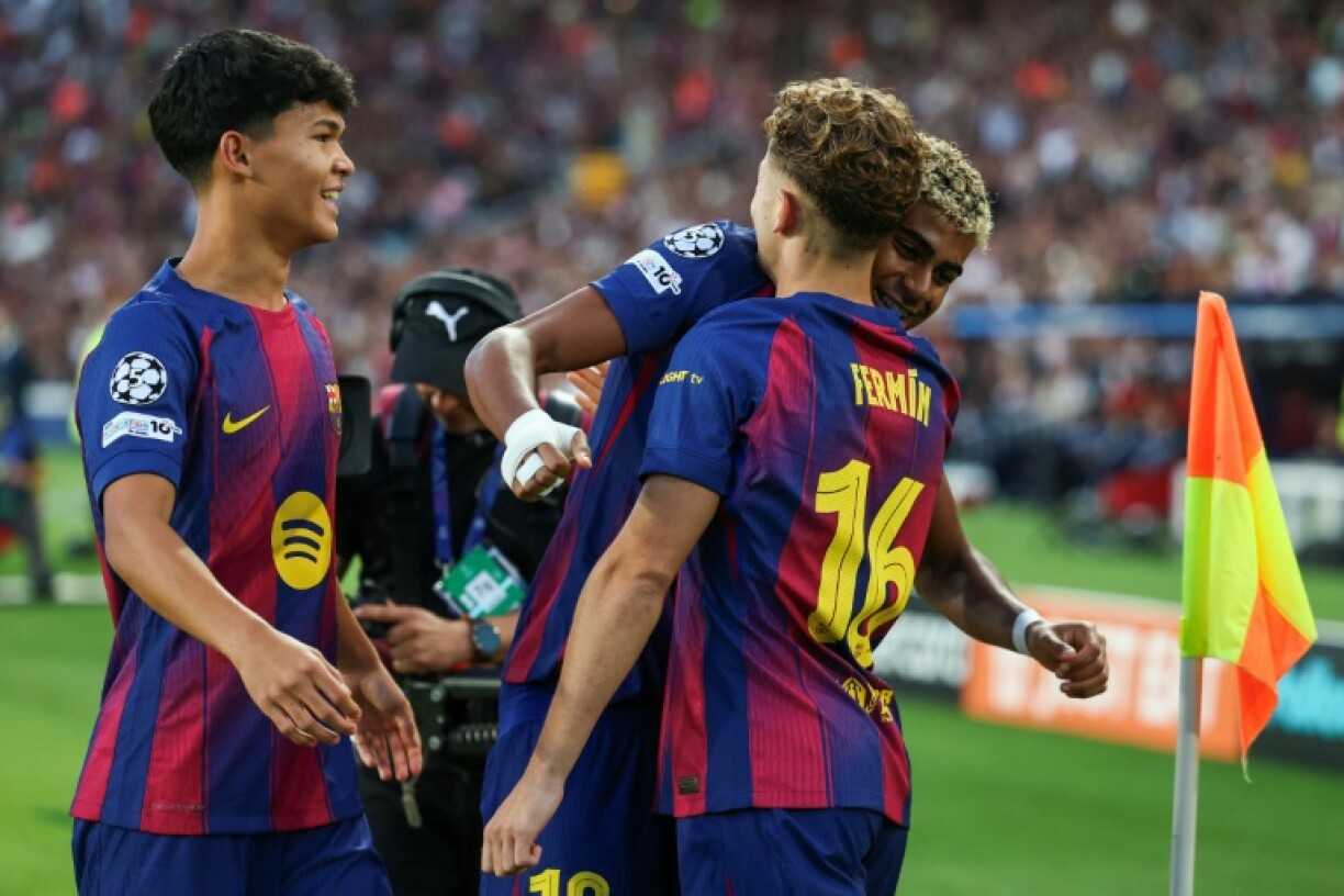 Dro Fernandez (à gauche), Fermin Lopez et Lamine Yamal célèbrent un but du FC Barcelone lors d'un match contre l'Olympiakos, le 21 octobre 2025 à Barcelone