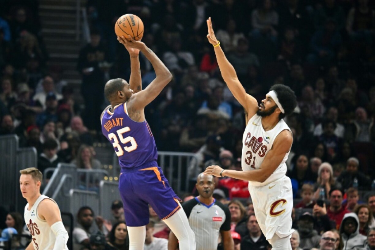 Kevin Durant's 42 points helped the Phoenix Suns grab a precious upset victory over the Cleveland Cavaliers