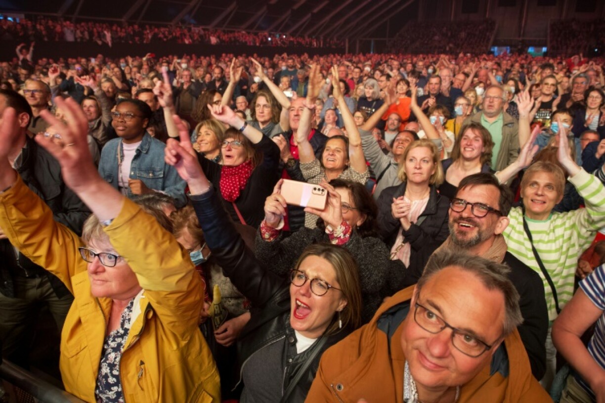 Des spectateurs assistent au concert de Gaëtan Roussel au Printemps de Bourges, le 19 avril 2022