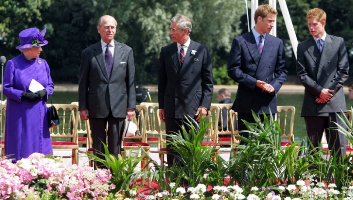 De gauche à droite, la reine Elizabeth II, le prince Philip, leur fils Charles et leurs petits-fils William et Harry, à Londres, le 6 juillet 2004
