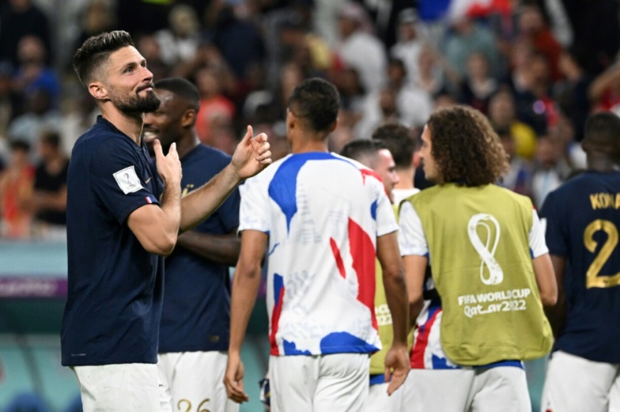 Olivier Giroud remercie les supporters après avoir égalé le record absolu de buts en équipe de France, détenu depuis 2009 par son aîné Thierry Henry