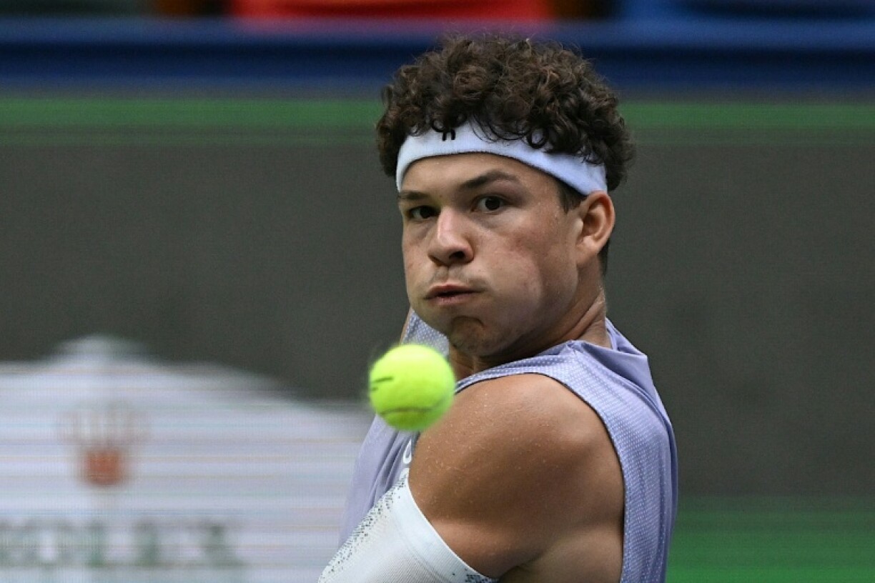 USA’s Ben Shelton hits a return to Belgium’s David Goffin