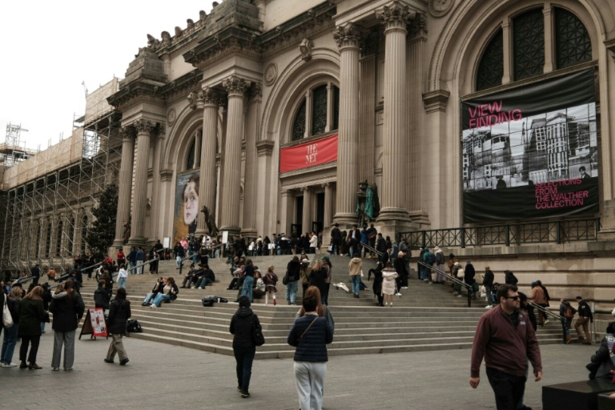 Des visiteurs se rassemblent devant l'entrée principale du Metropolitan Museum of Art (Met) de New York, le 15 mars 2026.