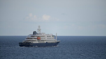 Le MV Hondius prend la mer après avoir quitté le port de Granadilla de Abona, sur l'île espagnole de Tenerife, le 11 mai 2026